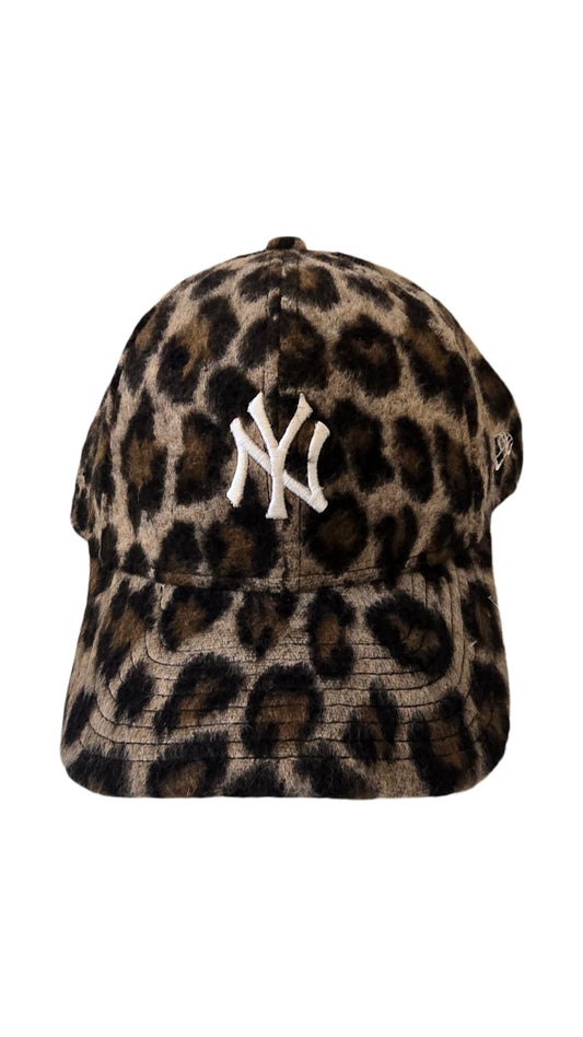 Gorra ajustable animal print de Yankees para mujer