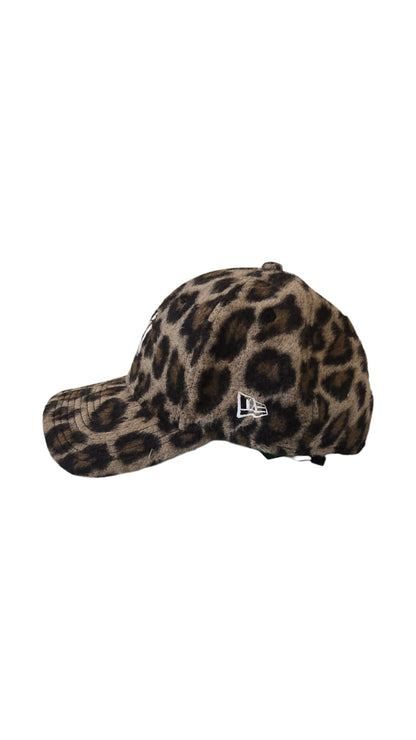 Gorra ajustable animal print de Yankees para mujer
