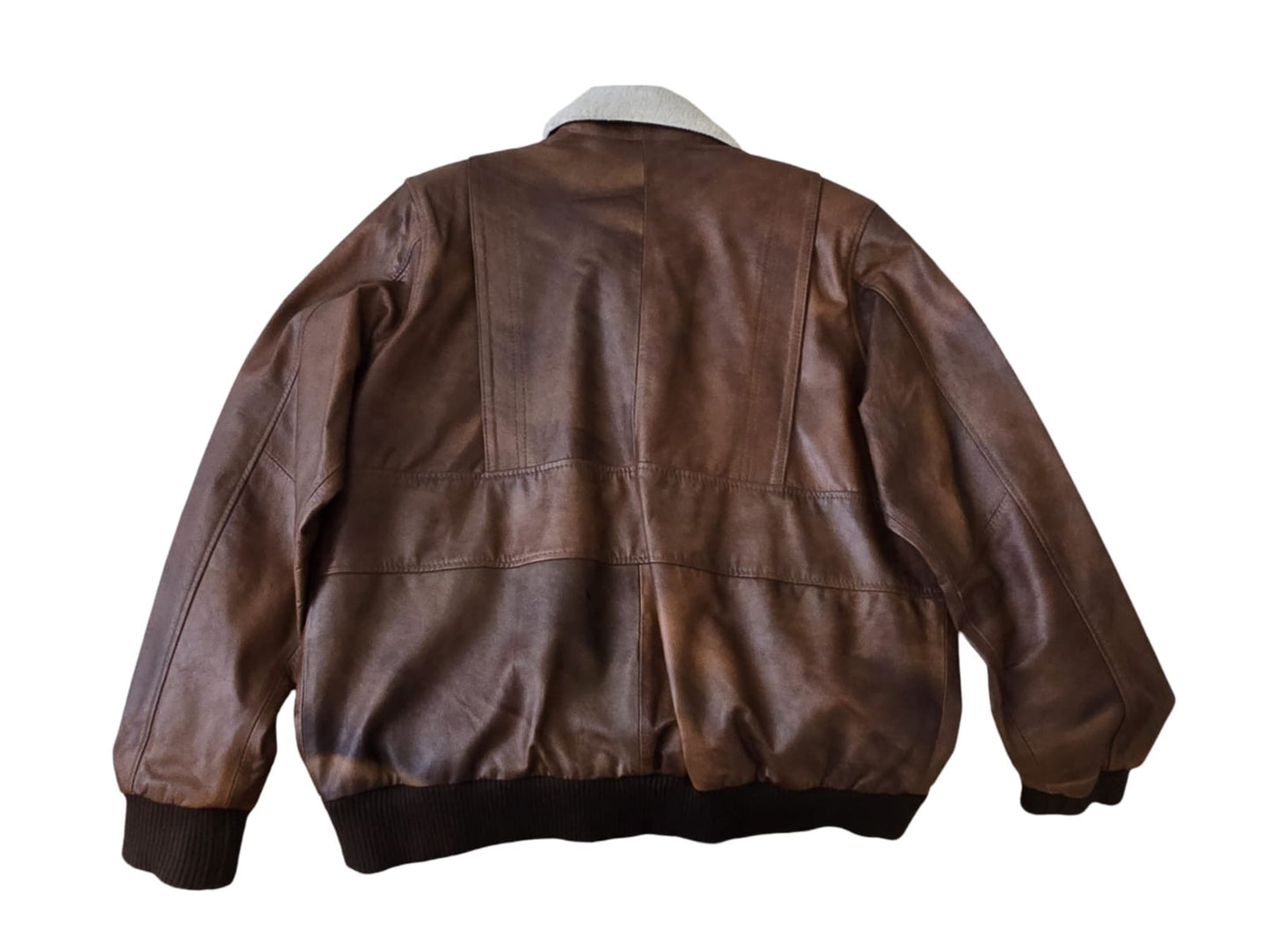 Jacket de cuero auténtico estilo piloto hecho en Colombia.